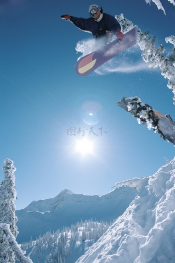 陽光藍(lán)天白雪滑雪運(yùn)動(dòng)