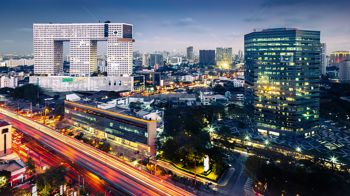 高楼林立灯火辉煌的城市夜景