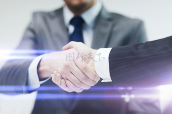 科技感光线效果两个商务人士握手交流